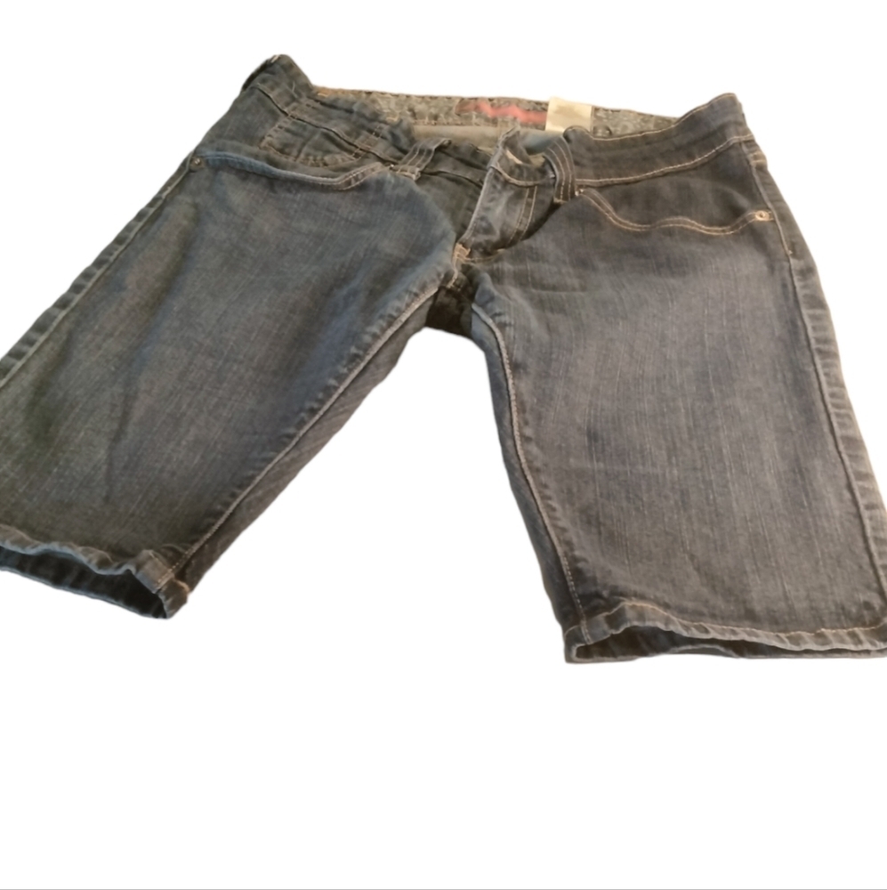 Levi Shorts size 7 knee length‎